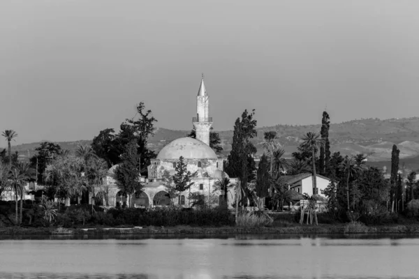 Древний Хала Султан Текке или мечеть Умм Харам на острове — стоковое фото