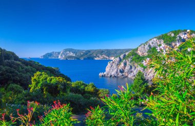 Güzel yaz panoramik deniz manzarası. Paleokastritsa famo görünümü