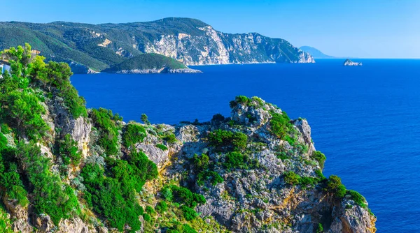 Hermoso paisaje marino panorámico de verano. Vista de Paleokastritsa famo — Foto de Stock