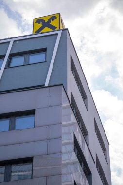 Viyana, Avusturya - 25 Mayıs: Raiffeisen Bank Inte cephesinde logo