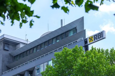 Viyana, Avusturya - 25 Mayıs: Raiffeisen Bank Inte cephesinde logo