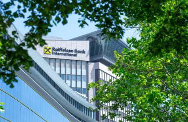 Viyana, Avusturya - 25 Mayıs: Raiffeisen Bank Inte cephesinde logo