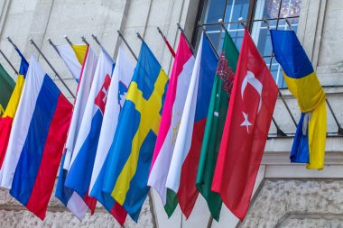 Kuzey yarımkürenin hemen hemen tüm ülkelerin bayrakları üzerinde 