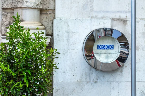 ВЕНА, Австрия - 26 мая: Подпись ОБСЕ (Организация по безопасности и сотрудничеству в Европе) — стоковое фото