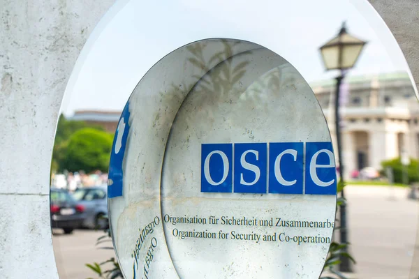 ВЕНА, Австрия - 26 мая: Подпись ОБСЕ (Организация по безопасности и сотрудничеству в Европе) — стоковое фото