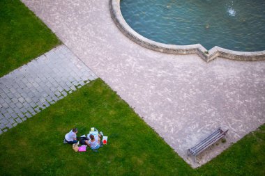 Viyana, Avusturya - 25 Mayıs: İnsanlar barda dinleniyor ve dinleniyor