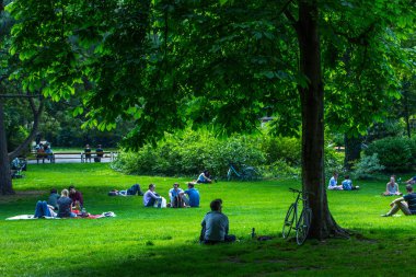 Viyana, Avusturya - 26 Mayıs: İnsanlar barda dinleniyor ve dinleniyor