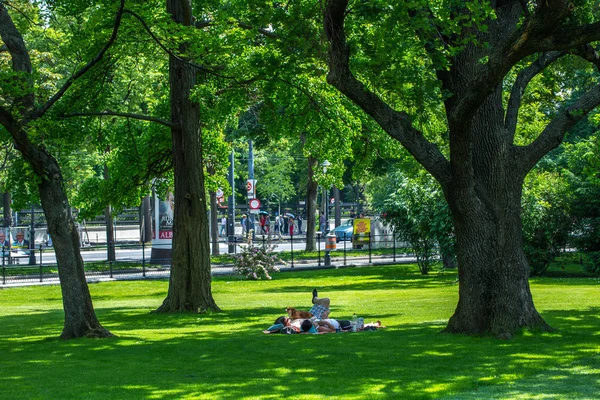 Wien, Österreich - 26. Mai: In der Kneipe wird ausgeruht und entspannt — Stockfoto