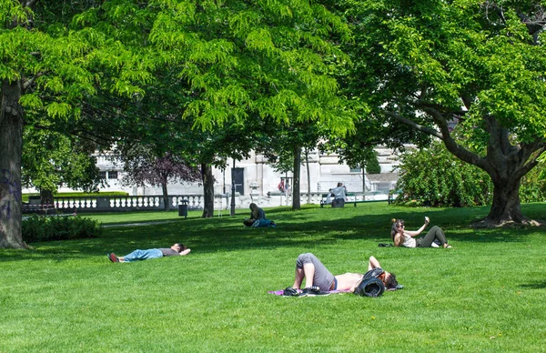 오스트리아 비엔나 - 5월 26일: 사람들이 쉬고 휴식을 취하고 있습니다. — 스톡 사진