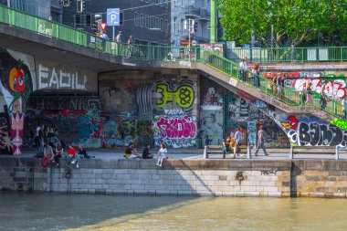 Viyana, Avusturya - 25 Mayıs: Birçok kişi alkol ile rahatlatıcı 