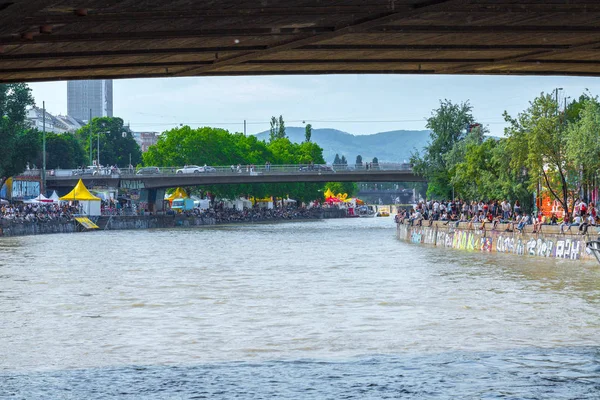 VIENA, AUSTRIA - 25 DE MAYO: Muchas personas se están relajando con el alcohol — Foto de Stock