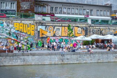 Viyana, Avusturya - 25 Mayıs: Birçok kişi alkol ile rahatlatıcı 