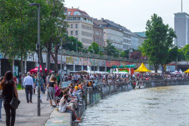 Viyana, Avusturya - 25 Mayıs: Birçok kişi alkol ile rahatlatıcı 