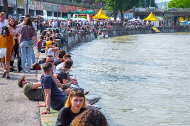 Viyana, Avusturya - 25 Mayıs: Birçok kişi alkol ile rahatlatıcı 