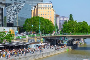 Viyana, Avusturya - 25 Mayıs: Birçok kişi alkol ile rahatlatıcı 