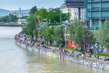 Viyana, Avusturya - 25 Mayıs: Birçok kişi alkol ile rahatlatıcı 