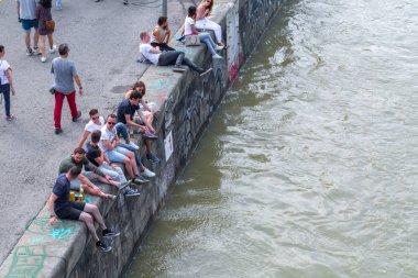 Viyana, Avusturya - 25 Mayıs: Birçok kişi alkol ile rahatlatıcı 