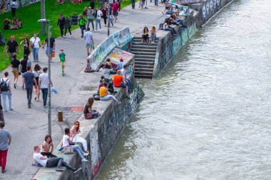 Viyana, Avusturya - 25 Mayıs: Birçok kişi alkol ile rahatlatıcı 