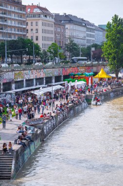 Viyana, Avusturya - 25 Mayıs: Birçok kişi alkol ile rahatlatıcı 