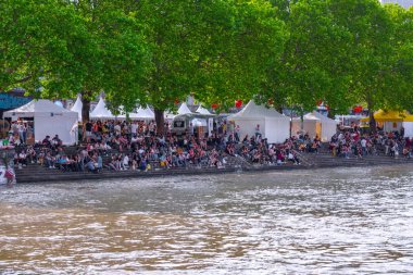 Viyana, Avusturya - 25 Mayıs: Birçok kişi alkol ile rahatlatıcı 