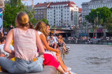 Viyana, Avusturya - 25 Mayıs: Birçok kişi alkol ile rahatlatıcı 