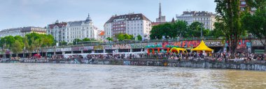 Viyana, Avusturya - 25 Mayıs: Birçok kişi alkol ile rahatlatıcı 