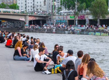 Viyana, Avusturya - 25 Mayıs: Birçok kişi alkol ile rahatlatıcı 