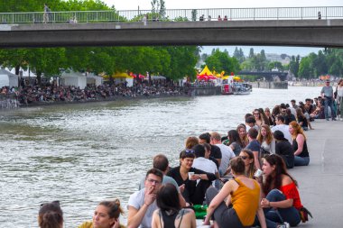 Viyana, Avusturya - 25 Mayıs: Birçok kişi alkol ile rahatlatıcı 