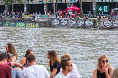 Viyana, Avusturya - 25 Mayıs: Birçok kişi alkol ile rahatlatıcı 