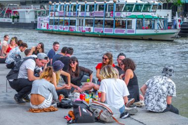 Viyana, Avusturya - 25 Mayıs: Birçok kişi alkol ile rahatlatıcı 