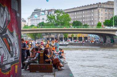 Viyana, Avusturya - 25 Mayıs: Birçok kişi alkol ile rahatlatıcı 