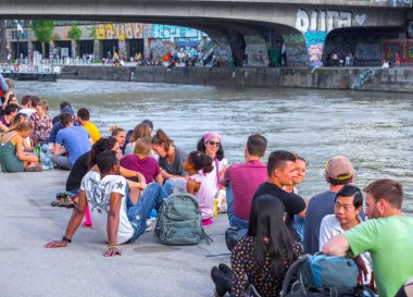 Viyana, Avusturya - 25 Mayıs: Birçok kişi alkol ile rahatlatıcı 