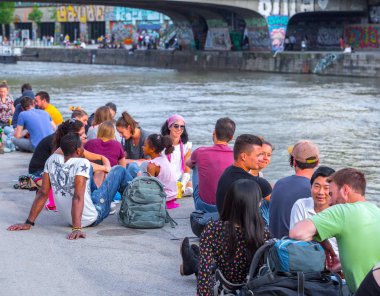 Viyana, Avusturya - 25 Mayıs: Birçok kişi alkol ile rahatlatıcı 