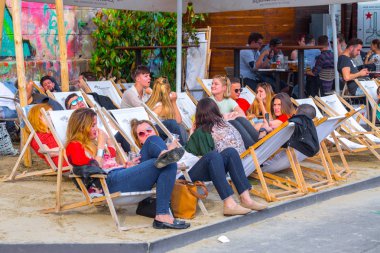 Viyana, Avusturya - 25 Mayıs: Birçok kişi alkol ile rahatlatıcı 