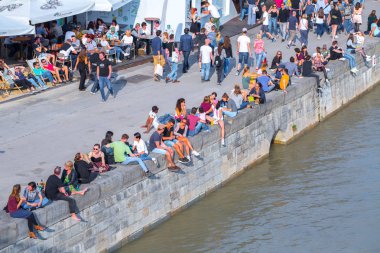 Viyana, Avusturya - 25 Mayıs: Birçok kişi alkol ile rahatlatıcı 
