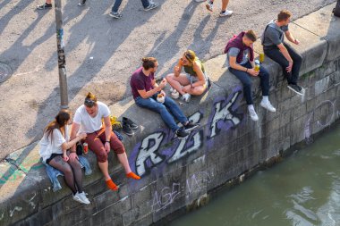 Viyana, Avusturya - 25 Mayıs: Birçok kişi alkol ile rahatlatıcı 