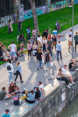 Viyana, Avusturya - 25 Mayıs: Birçok kişi alkol ile rahatlatıcı 