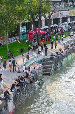 Viyana, Avusturya - 25 Mayıs: Birçok kişi alkol ile rahatlatıcı 