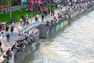 Viyana, Avusturya - 25 Mayıs: Birçok kişi alkol ile rahatlatıcı 