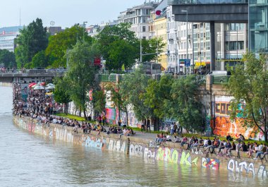 Viyana, Avusturya - 25 Mayıs: Birçok kişi alkol ile rahatlatıcı 
