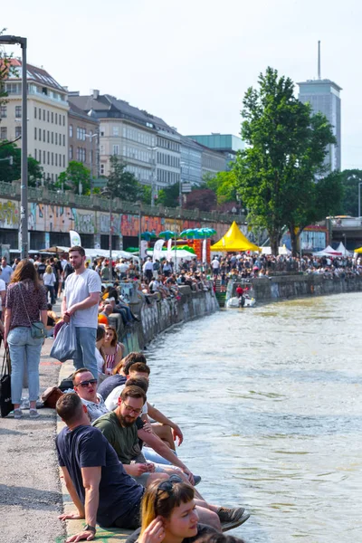 VIENA, AUSTRIA - 25 DE MAYO: Muchas personas se están relajando con el alcohol — Foto de Stock