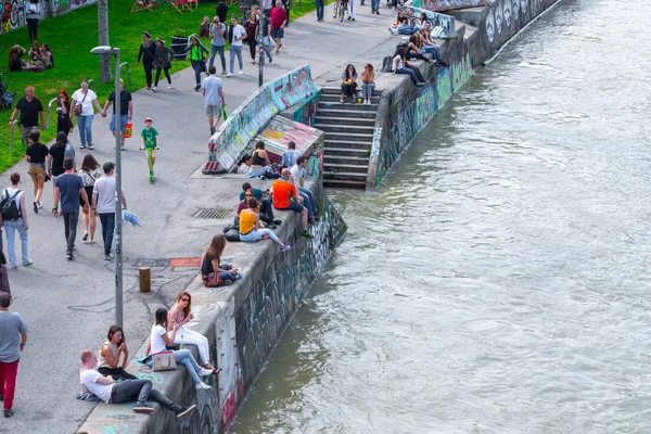 Viyana, Avusturya - 25 Mayıs: Birçok kişi alkol ile rahatlatıcı 