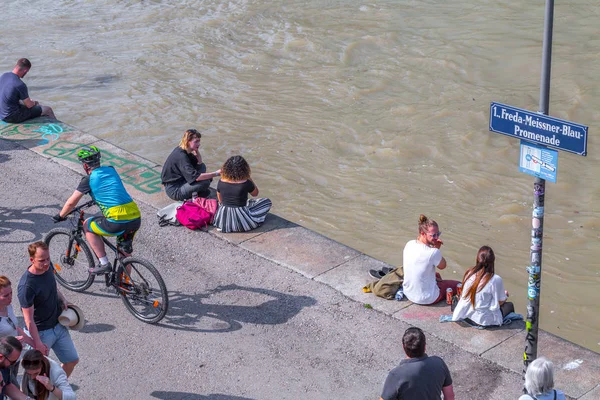 VIENA, ÁUSTRIA - MAIO 25: Muitas pessoas estão relaxando com álcool — Fotografia de Stock