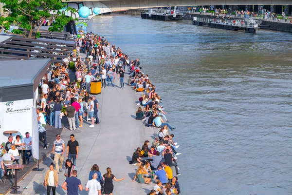 VIENA, AUSTRIA - 25 DE MAYO: Muchas personas se están relajando con el alcohol — Foto de Stock