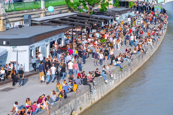 VIENA, AUSTRIA - 25 DE MAYO: Muchas personas se están relajando con el alcohol — Foto de Stock