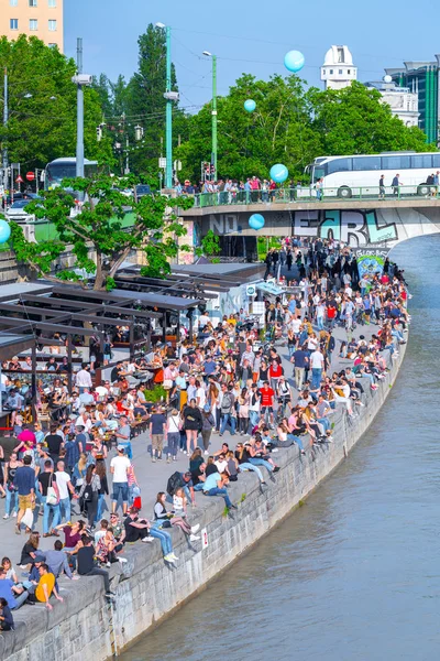 VIENA, AUSTRIA - 25 DE MAYO: Muchas personas se están relajando con el alcohol — Foto de Stock