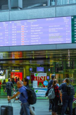 Viyana, Avusturya - 27 Mayıs: Yolcular ve yoldan geçenler