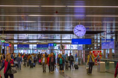 Viyana, Avusturya - 27 Mayıs: Yolcular ve yoldan geçenler