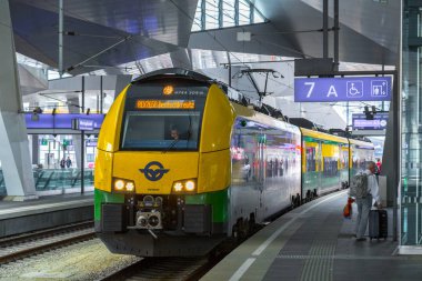 Viyana, Avusturya - 27 Mayıs: Yolcular ve