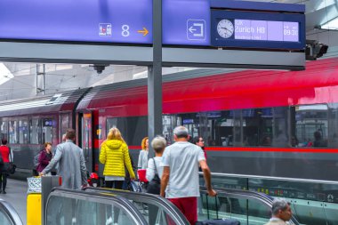 Viyana, Avusturya - 27 Mayıs: Yolcular ve